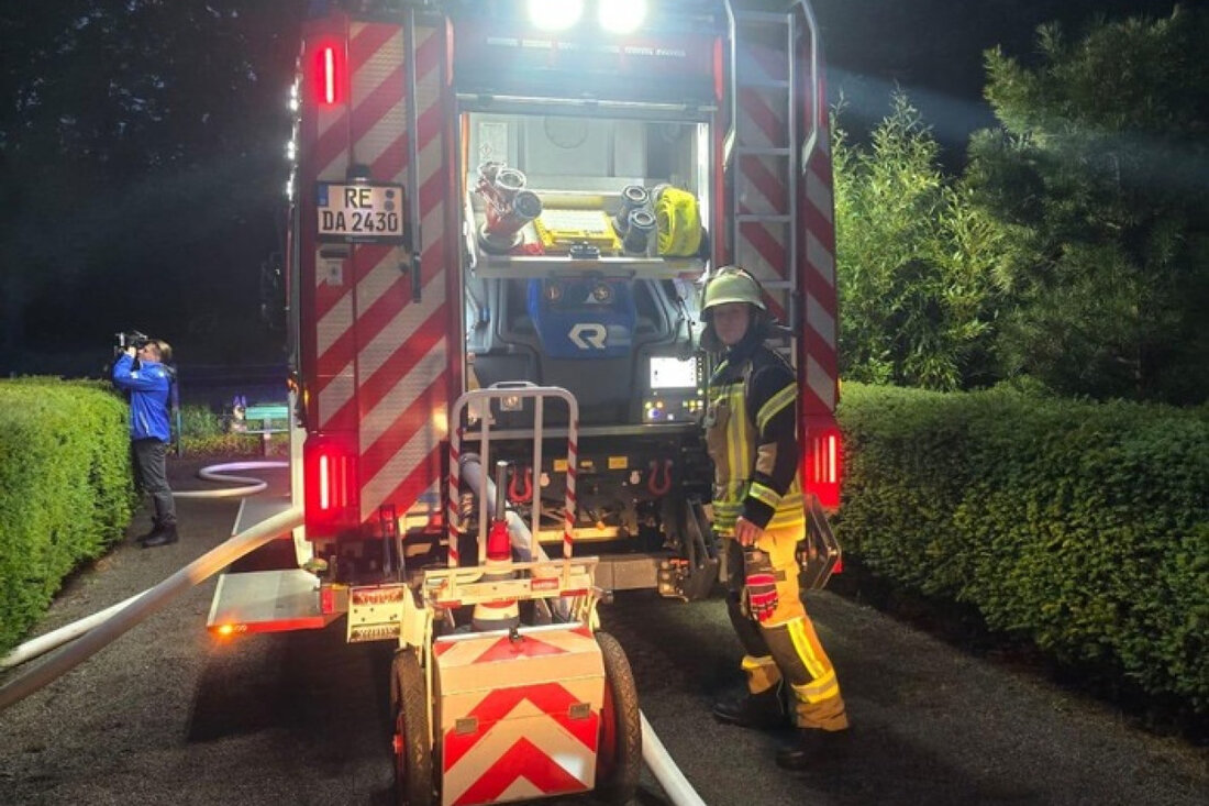 Feuerwehr Datteln alarmiert wegen Kleingebäudebrand: Gartenlaube in Vollbrand am 01.06.2025. Keine Personen gefährdet.