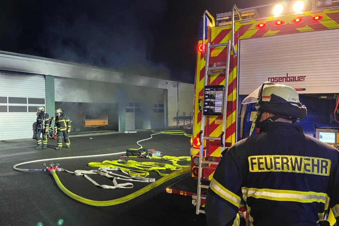 Bei einem Brand in der Fahrzeug- und Gerätehalle des Bauhofs Alfter-Impekoven kam es zu erheblichem Sachschaden. Feuerwehr setzte Kräfte ein.