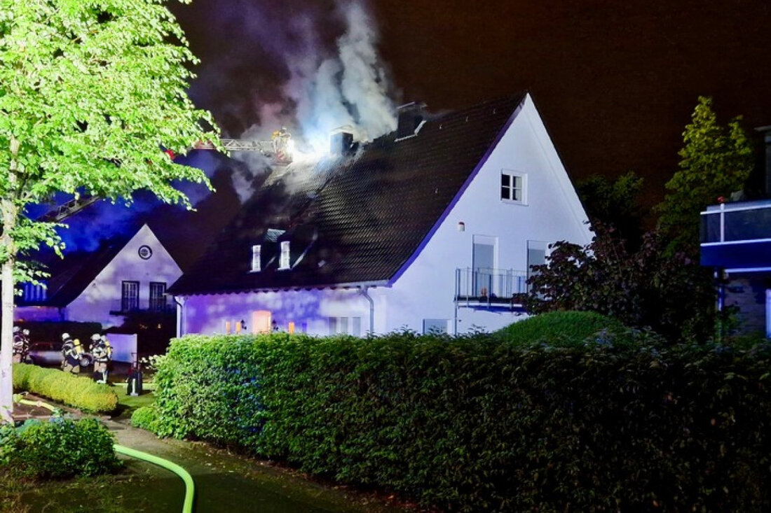In Essen-Bredeney kam es nach einem Blitzeinschlag zu einem Dachstuhlbrand. Alle Bewohner evakuierten rechtzeitig, niemand wurde verletzt.