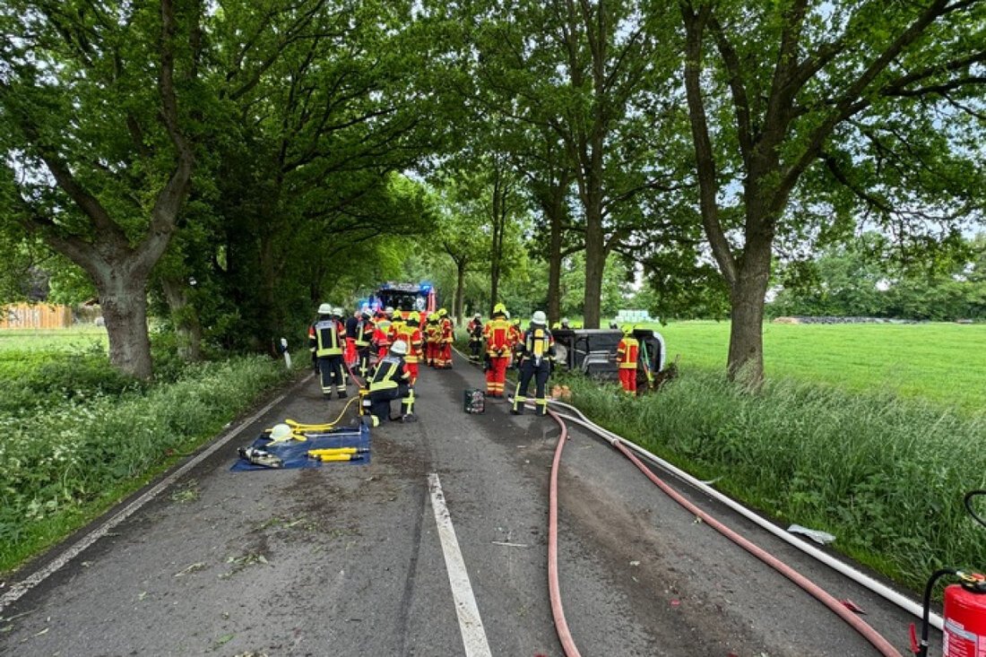 Am 01.06.2025 ereignete sich ein schwerer Verkehrsunfall zwischen Lentföhrden und Schmalfeld. Die Feuerwehr rettete eine Person aus dem Auto.