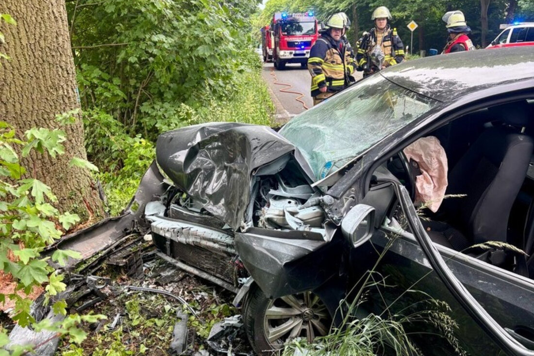 Am 1. Juni 2025 ereignete sich in Essen-Kettwig ein schwerer Verkehrsunfall. Ein Fahrer wurde schwer verletzt und war im Fahrzeug eingeklemmt. Die Feuerwehr sicherte den Brandschutz und unterstützte den Rettungsdienst.