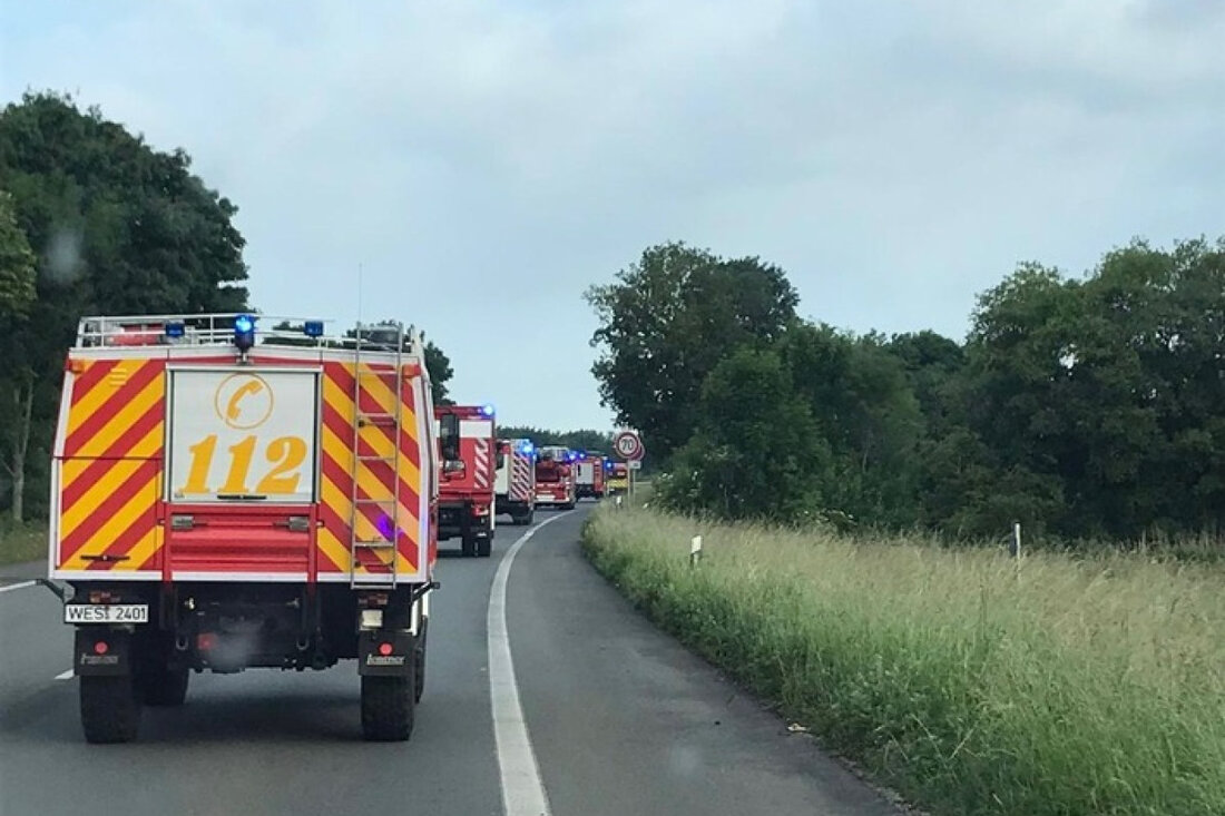 Freiwillige Feuerwehr Alpen leistet überörtliche Hilfe nach Unwettereinsätzen in Krefeld. Einsatzkräfte arbeiteten bis 15:00 Uhr.