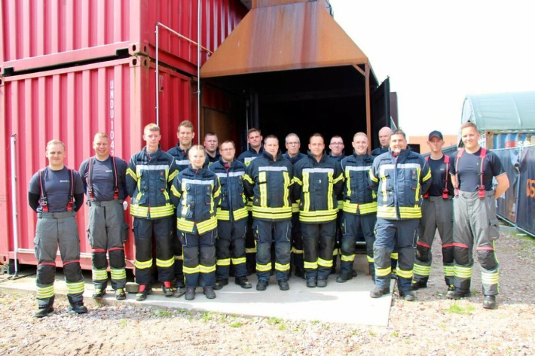 Die Gemeindefeuerwehr Großenkneten absolvierte eine Realbrandausbildung bei SAFEFire, um effektive Brandbekämpfung zu trainieren.