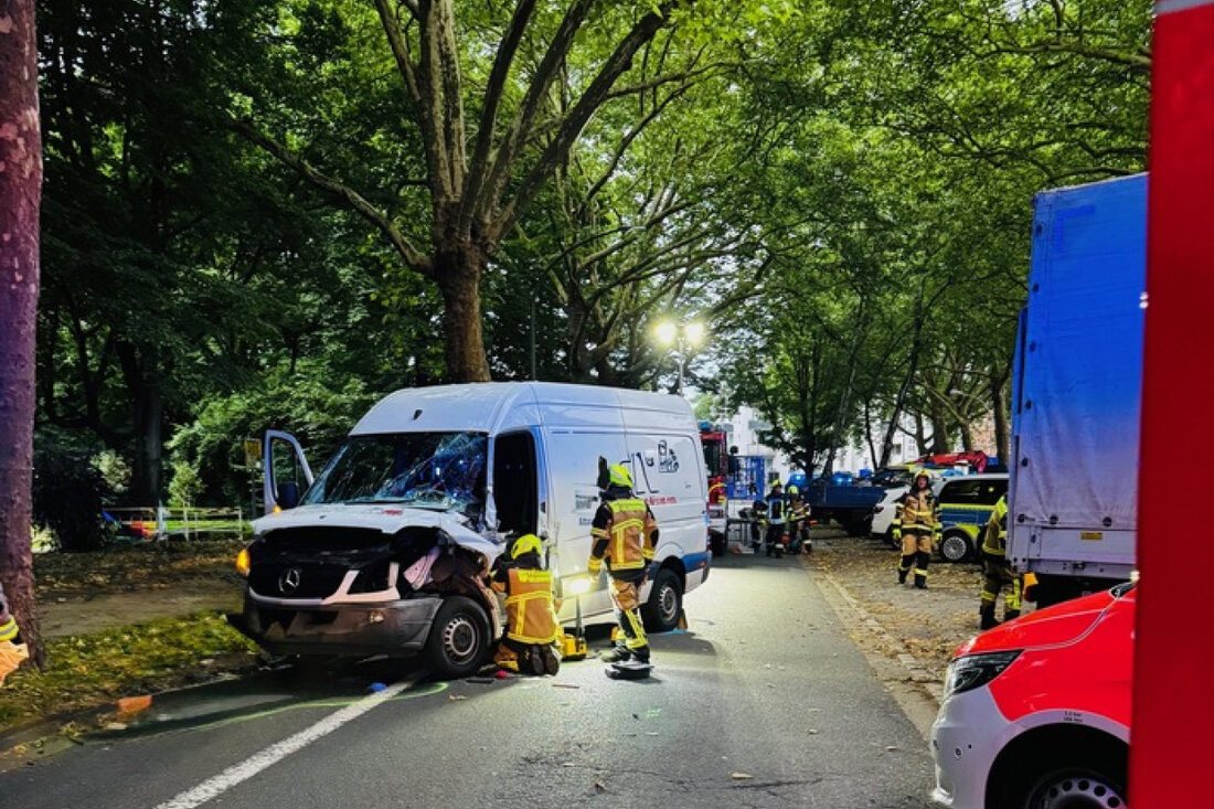 Am Sonntagabend ereignete sich auf der Steeler Straße in Gelsenkirchen-Rotthausen ein schwerer Verkehrsunfall mit zwei Verletzten.