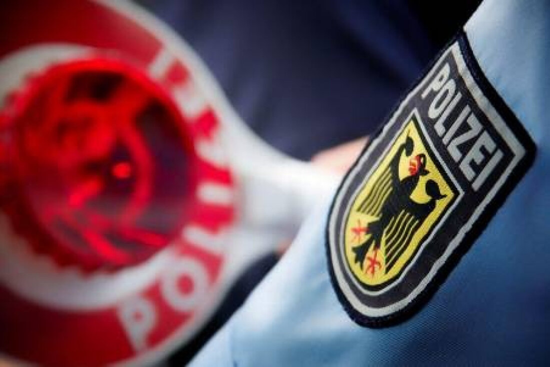 Die Bundespolizei NRW vollstreckte am Wochenende Haftbefehle und nahm gesuchte Personen an Autobahnkontrollen fest.