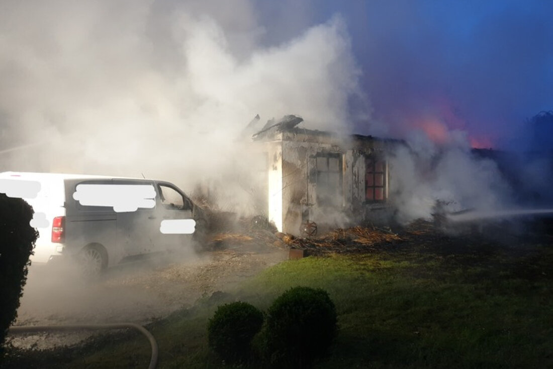 Großbrand in Schülp bei Nortorf: Ein reetgedecktes Wohnhaus brannte nieder, 120 Feuerwehrkräfte im Einsatz, zwei Personen leicht verletzt.