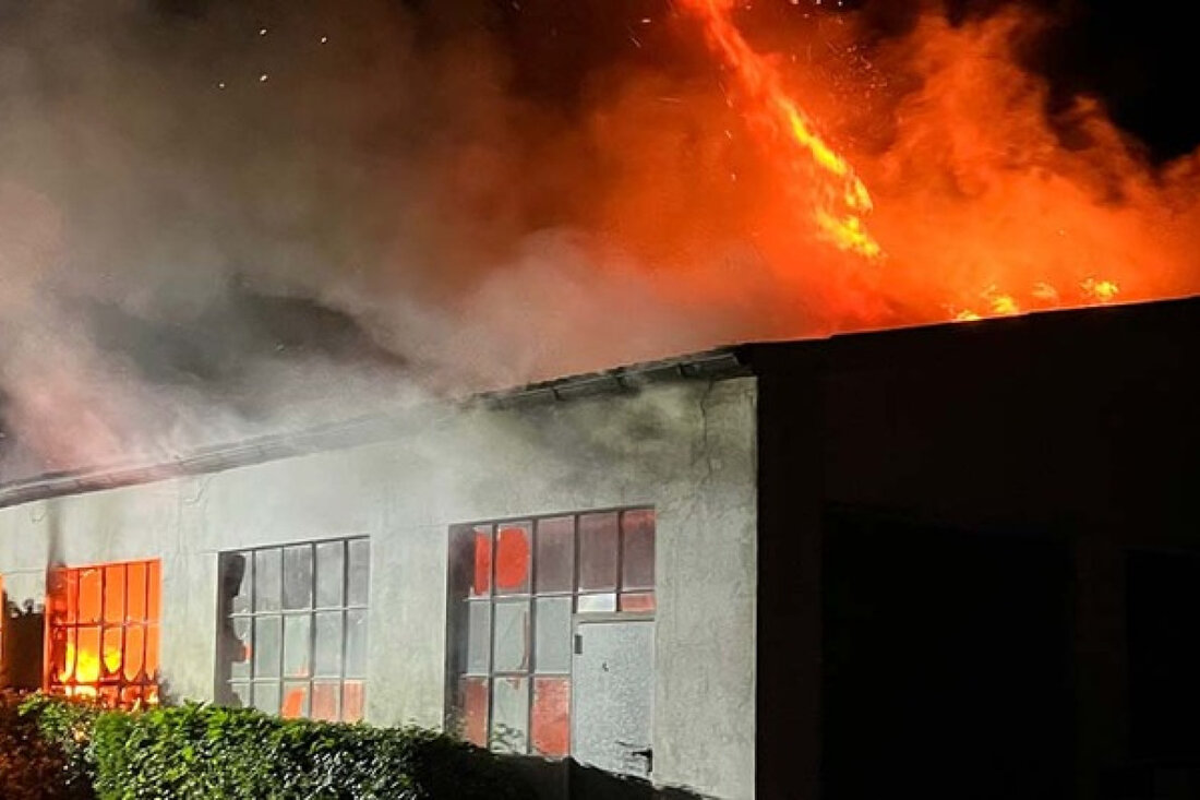 In Lengerich kam es zu einem Großbrand in einer Lagerhalle. Glücklicherweise gab es keine Verletzten. Ursache und Schadenshöhe unklar.