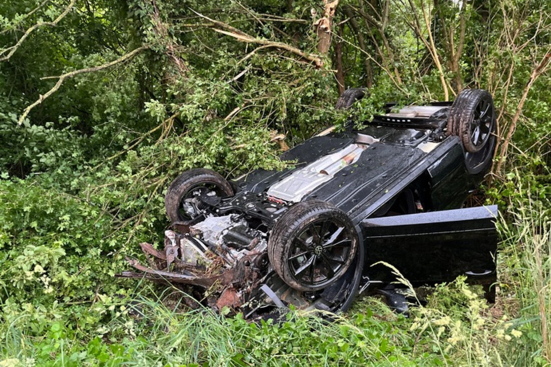 Ein 31-Jähriger verletzte sich leicht, als sein Auto bei Langenselbold nach einer "Flugphase" gegen einen Baum prallte.