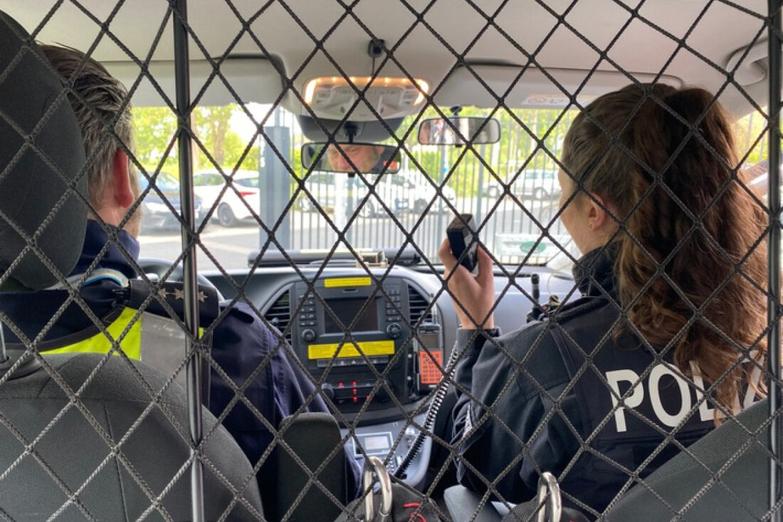 In Heiligenhaus wurde ein 57-Jähriger festgenommen, der Rettungskräfte behinderte und Polizisten beleidigte. Ermittlungen laufen.