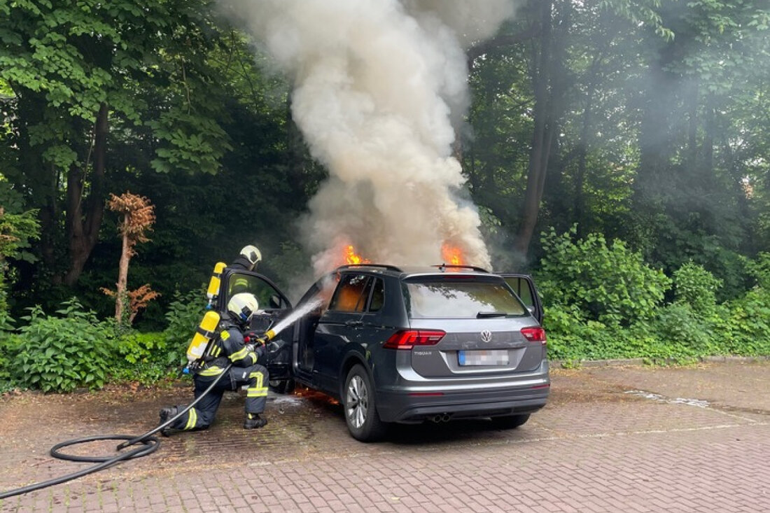 Am Montagmorgen brannte ein PKW am Schloßplatz in Aurich. Die Feuerwehr konnte das Feuer mit Atemschutzgeräten schnell löschen.