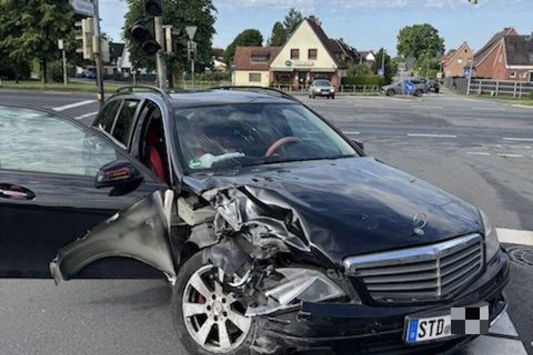 Zwei Unfälle an der Kreuzung B73/Thuner Straße in Stade und Einbruch in Buxtehude: Polizei ermittelt. Details hier.