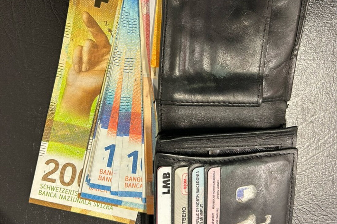 Zoll am Flughafen Friedrichshafen stoppt zwei Fälle von Bargeldschmuggel aus der Schweiz nach Nordmazedonien und leitet Bußgeldverfahren ein.
