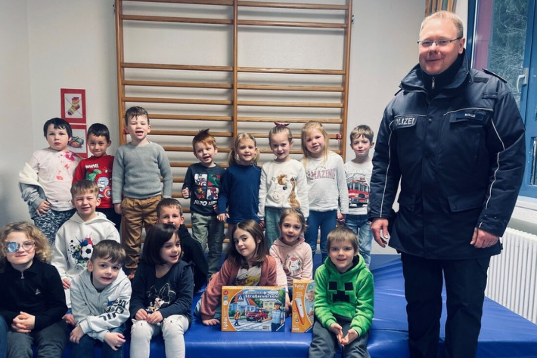 Kreisverkehrswacht und Polizei Idar-Oberstein fördern Verkehrserziehung in 40 Kitas im Kreis Birkenfeld mit interaktivem Spiel.