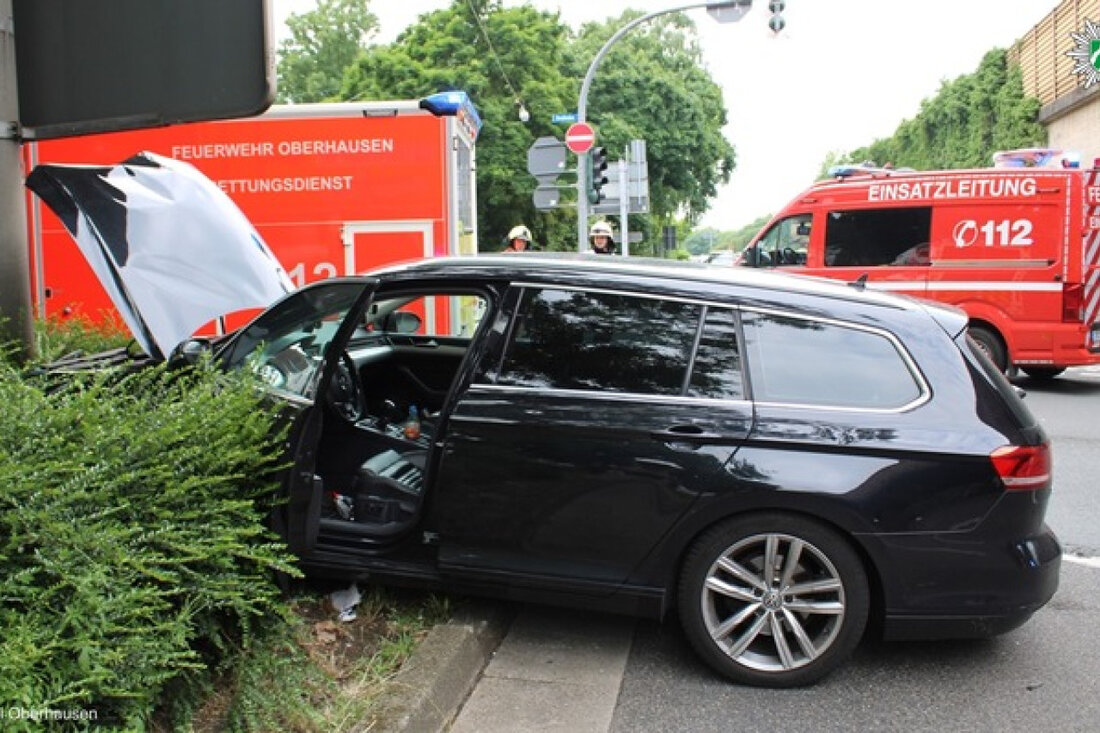 Schwerer Verkehrsunfall in Oberhausen: Eine 29-Jährige wird nach Kollision an der Kreuzung Dreilindenstraße/Teutoburger Straße verletzt.