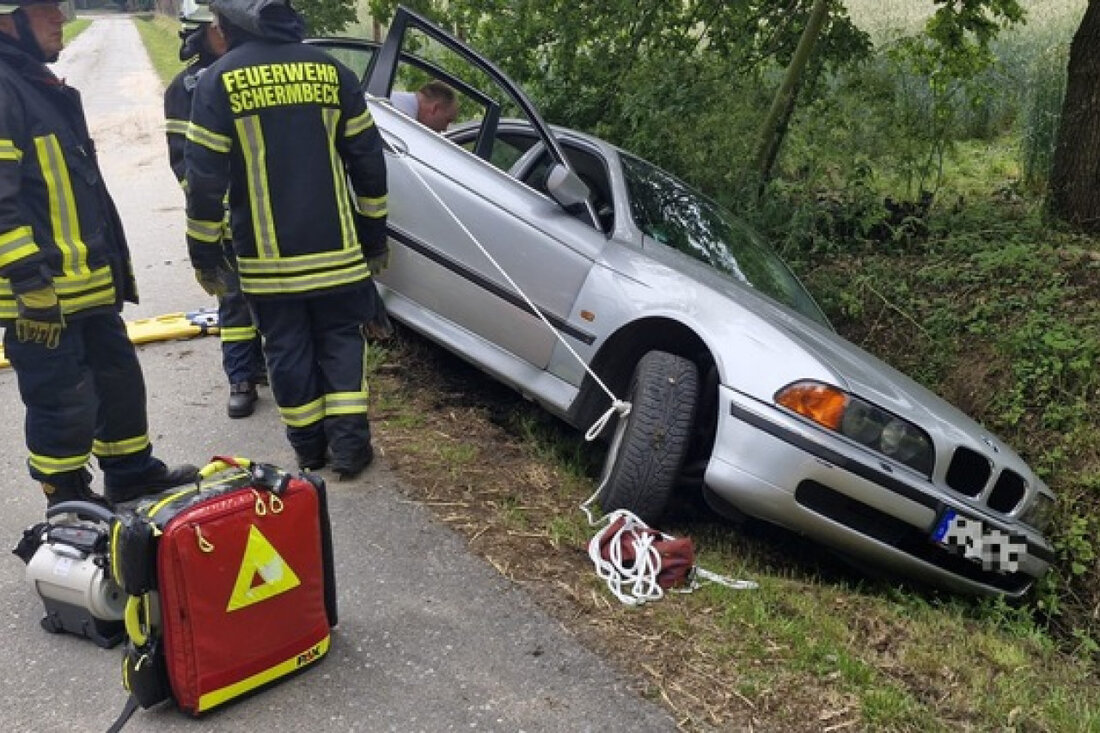 Feuerwehr Schermbeck rettet am Sonntagnachmittag eine Person nach PKW-Unfall im Graben. Einsatz um 16:20 Uhr erfolgreich abgeschlossen.