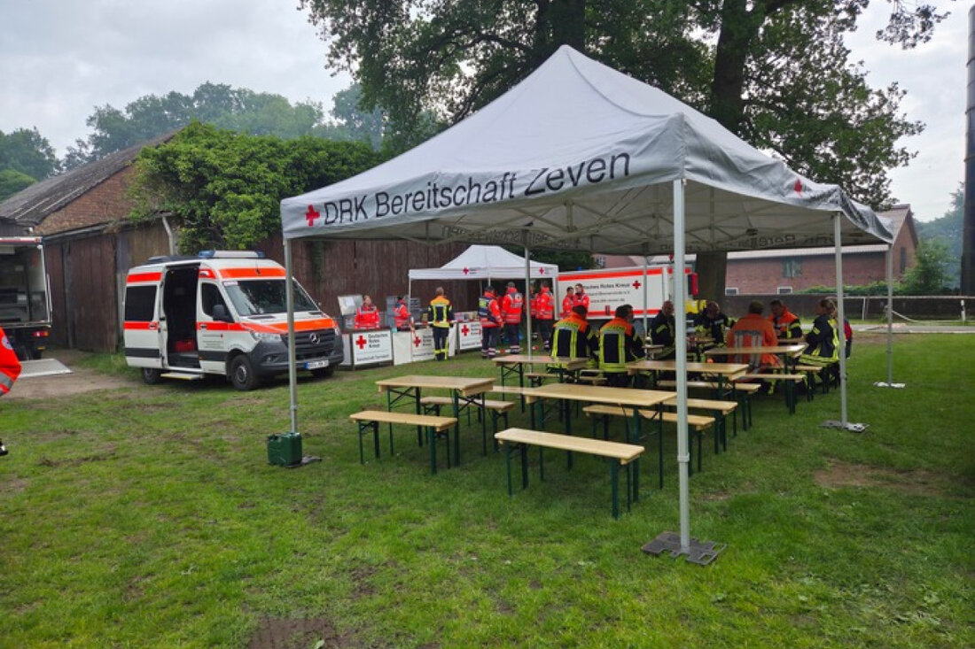Am frühen Morgen brach ein Großbrand in einer Lagerhalle in Ostereistedt aus. Feuerwehr und DRK kämpfen gegen die Flammen.