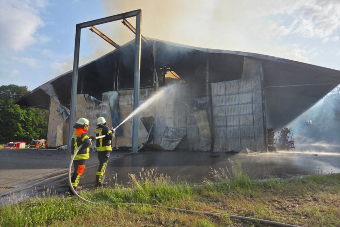 In Ostereistedt brach heute Morgen ein Großbrand in einer Scheune aus. Feuerwehr und Polizei sind im Einsatz, Sachschaden ca. 1,3 Mio. Euro.