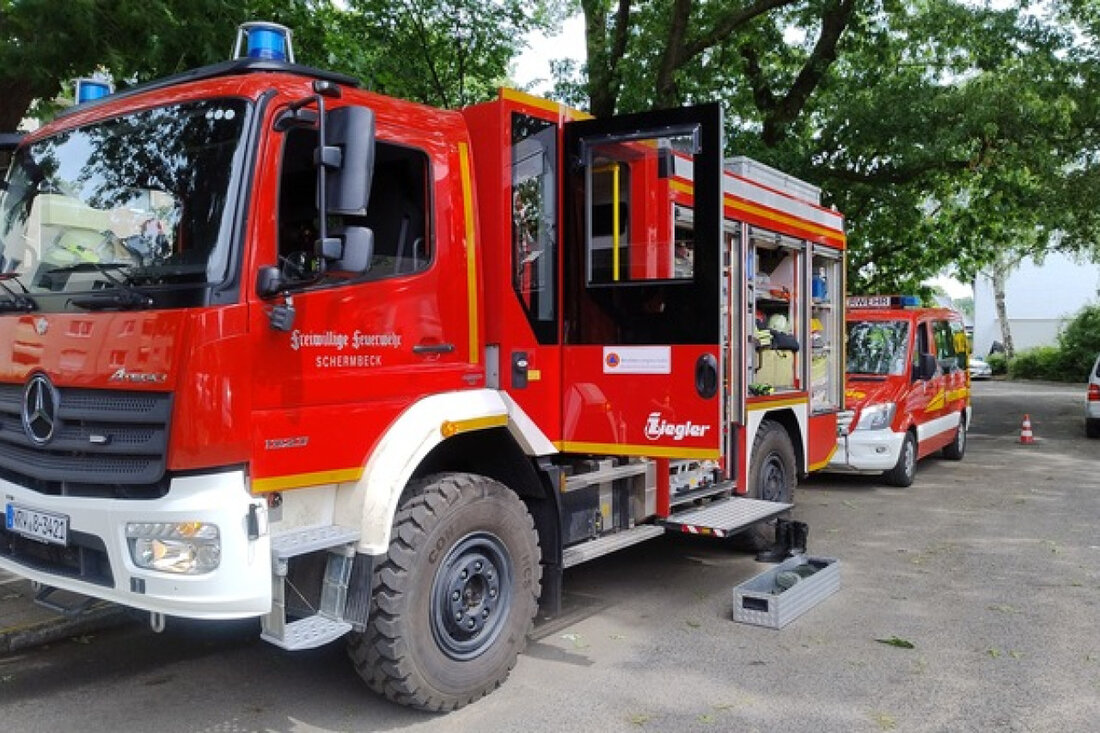 Die Feuerwehr Schermbeck leistet überörtliche Hilfe in Krefeld nach schweren Unwettern. Einsatzkräfte sichern Grundschutz und räumen Schäden.