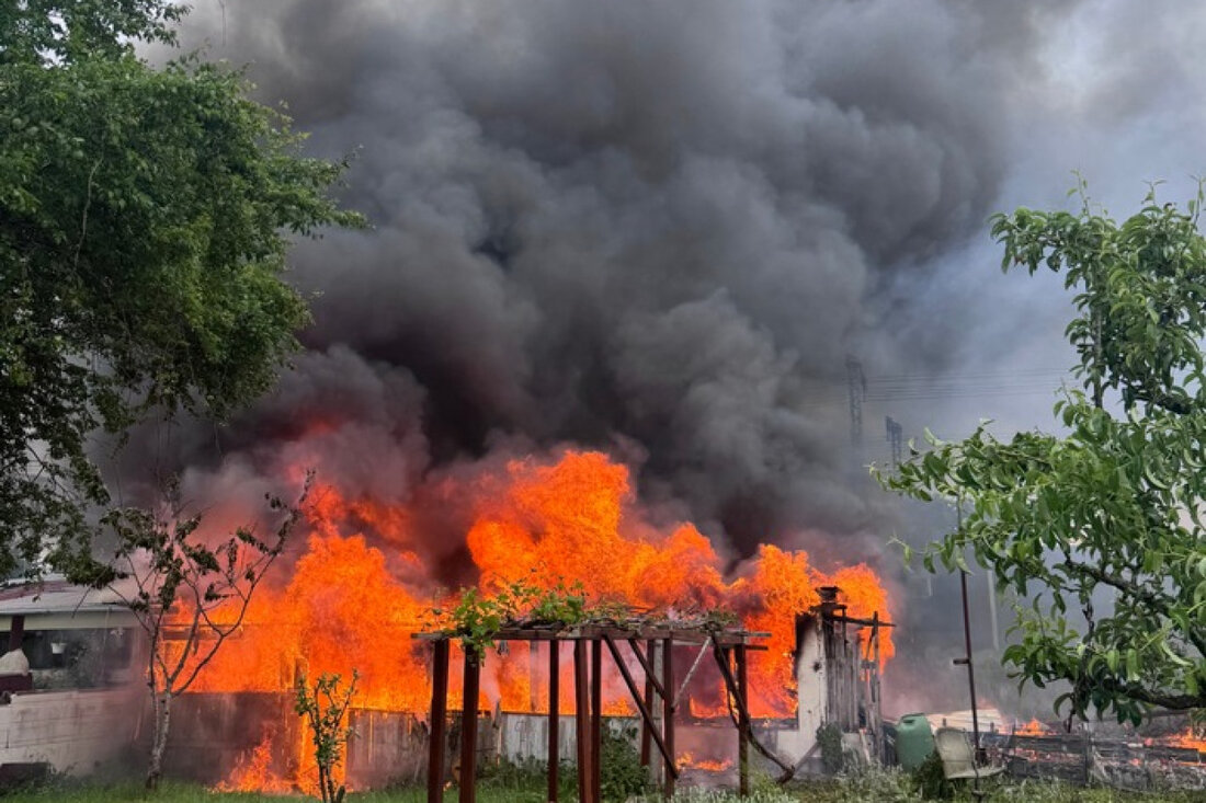 Die Feuerwehr Neumünster kämpfte am Montag gegen mehrere Gartenlaubenbrände. Schwierigkeiten bei der Wasserversorgung erschwerten den Einsatz.