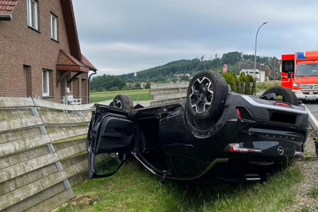 Am Sonntagmorgen kollidierten zwei Autos auf der Ahlsener Straße in Hüllhorst. Ein Fahrzeug überschlug sich und landete in einem Gartenzaun. Verletzte wurden ins Krankenhaus gebracht.