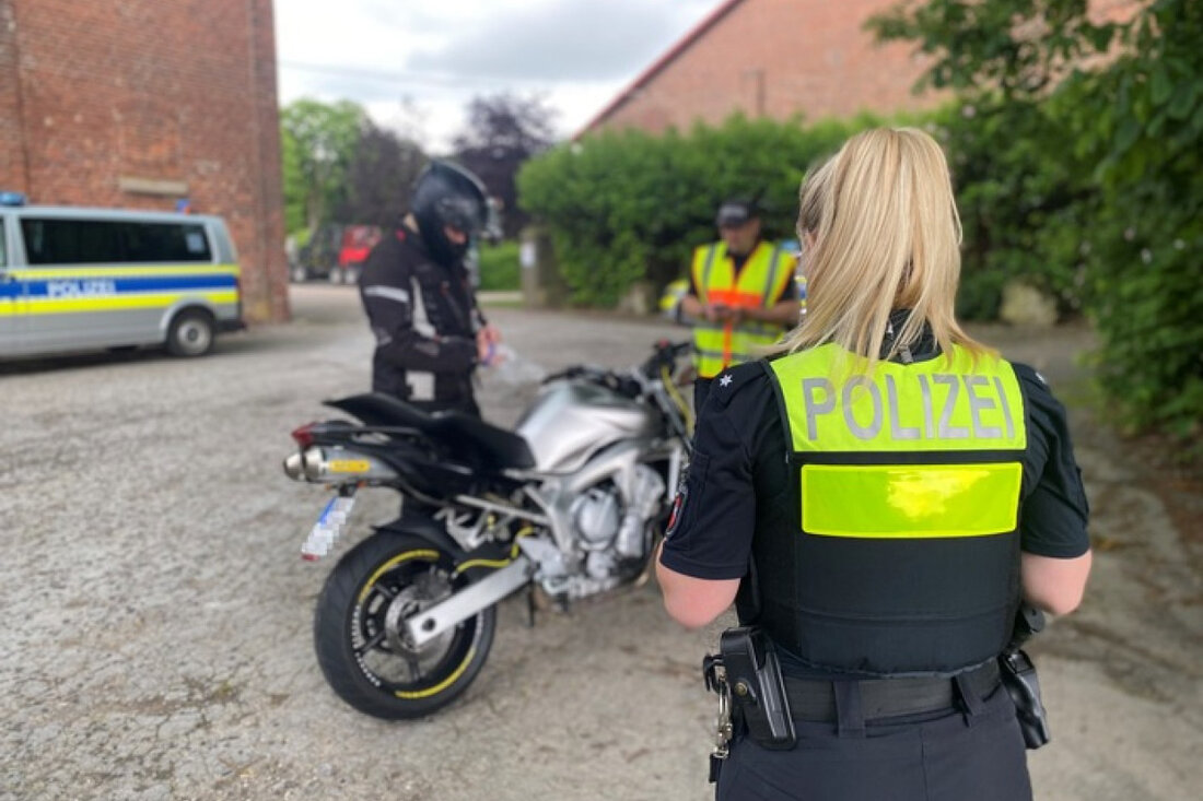 Polizei kontrollierte am 01.06.2025 Motorräder auf der L 425 bei Bad Münder, um Verkehrssicherheit zu gewährleisten.