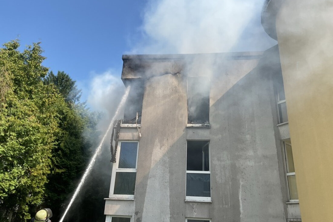 In Lütgendortmund brannte heute ein Mehrfamilienhaus. Fünf Personen, darunter ein schwerverletzter Bewohner, wurden evakuiert.