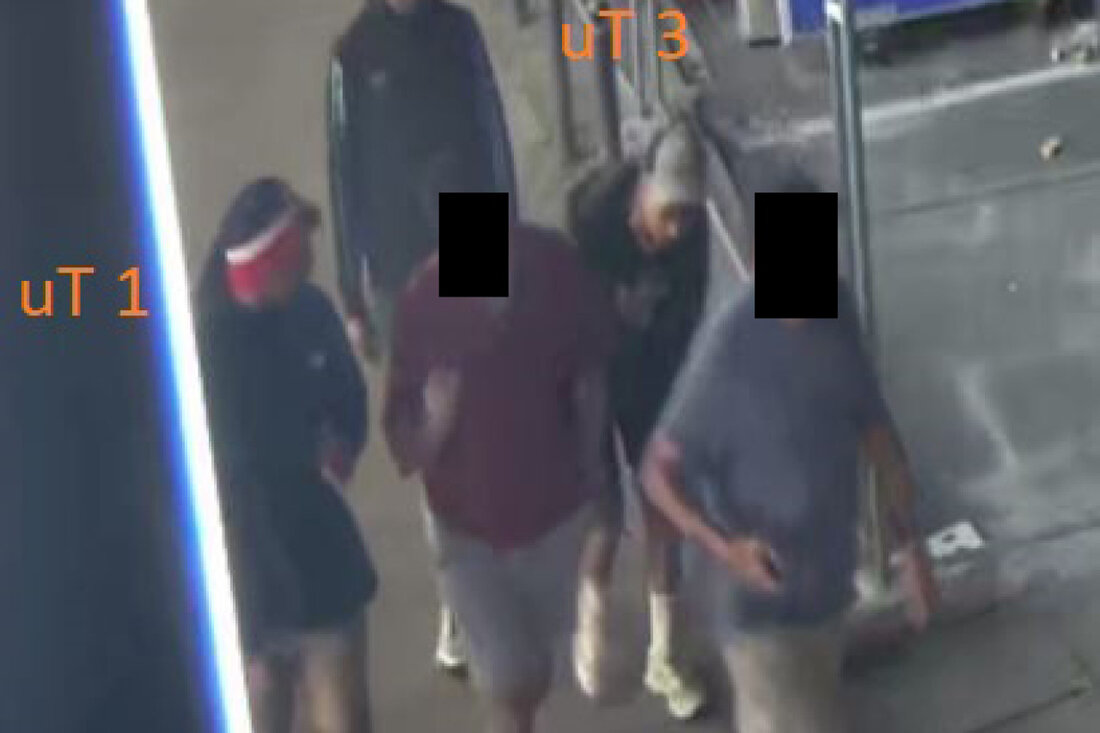 Die Polizei Berlin sucht nach drei Verdächtigen eines Raubüberfalls auf einen 52-Jährigen vor dem Hotel Park Inn am 16. Juli. Hinweise erbeten.