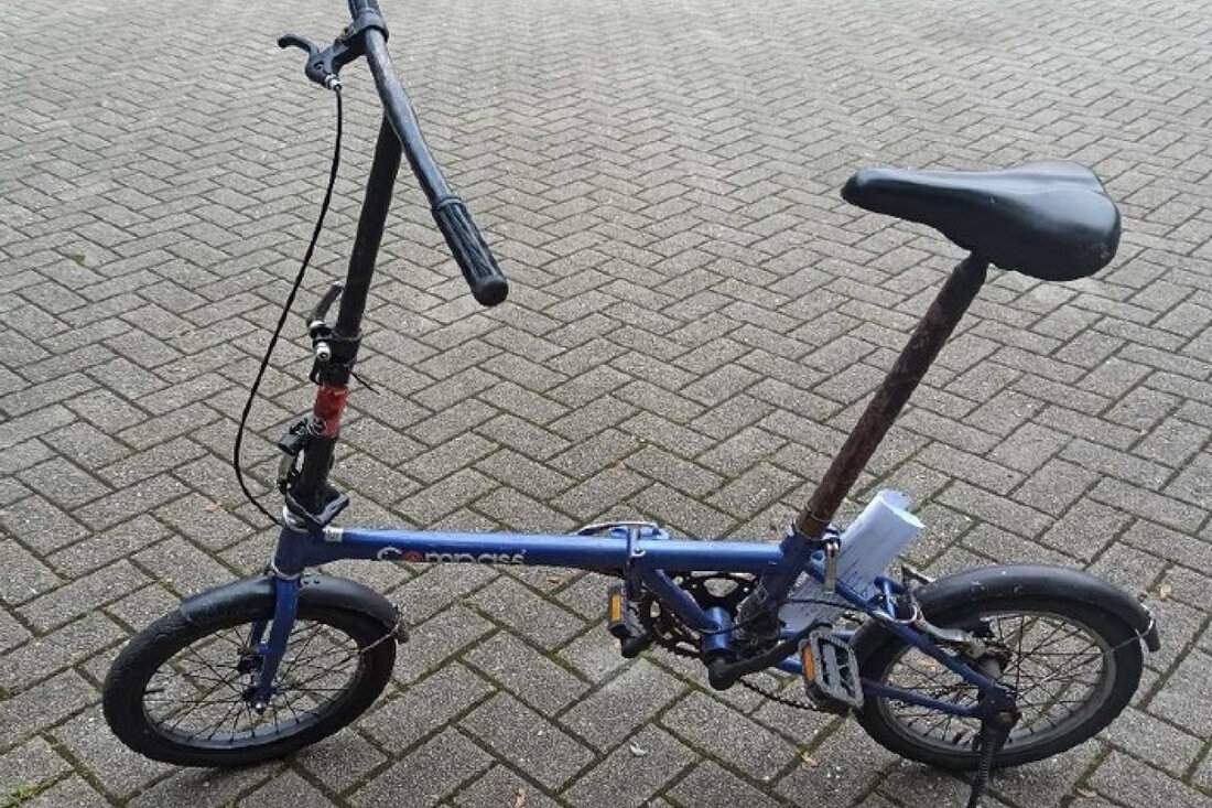 Die Polizei Nordhorn sucht den Eigentümer eines blauen Klapp-Fahrrads, das am 31. Mai 2025 sichergestellt wurde. Hinweise erbeten.