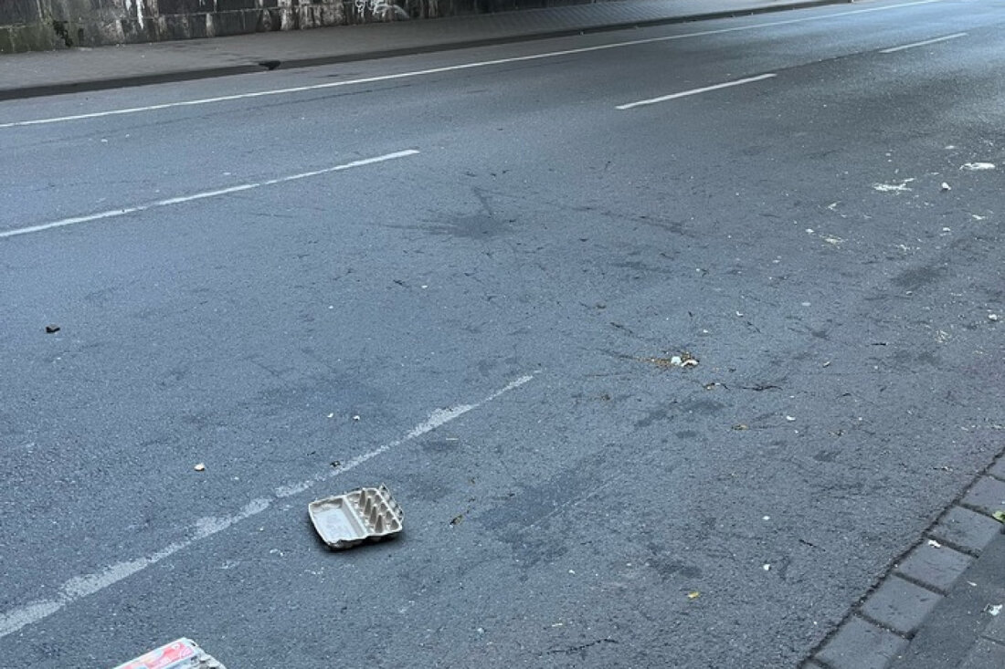 Unbekannte Jugendliche werfen Eier von einer Brücke in Mittelmeiderich. Polizei sucht Zeugen nach Vorfall bei Bahnhaltestelle.