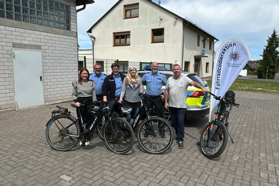 Die Polizei Hessisch Lichtenau codierte erfolgreich 42 Fahrräder an zwei Tagen, um Diebstähle zu verhindern und Bürger zu informieren.