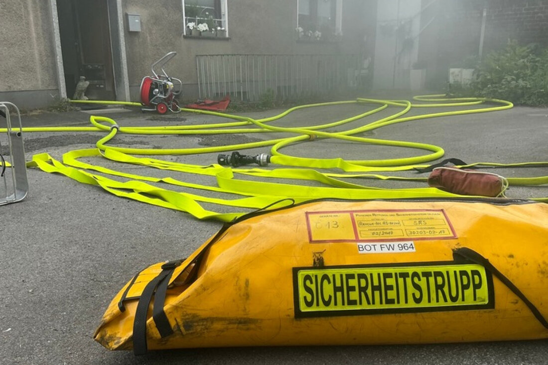 Sechs Personen konnten sich nach einem Kellerbrand in Bottrop durch einen verrauchten Treppenraum retten. Feuerwehr und Rettungsdienst im Einsatz.