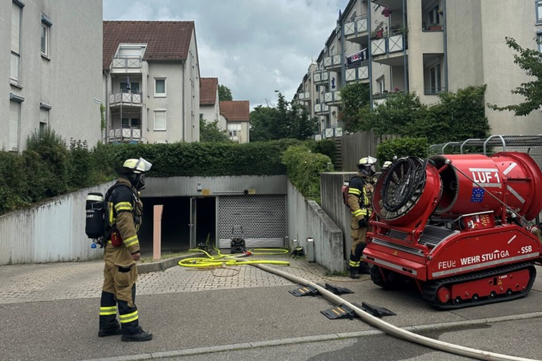 In Stuttgart-Vaihingen geriet ein PKW in einer Tiefgarage in Vollbrand. Feuerwehr und Rettungsdienst waren schnell vor Ort.