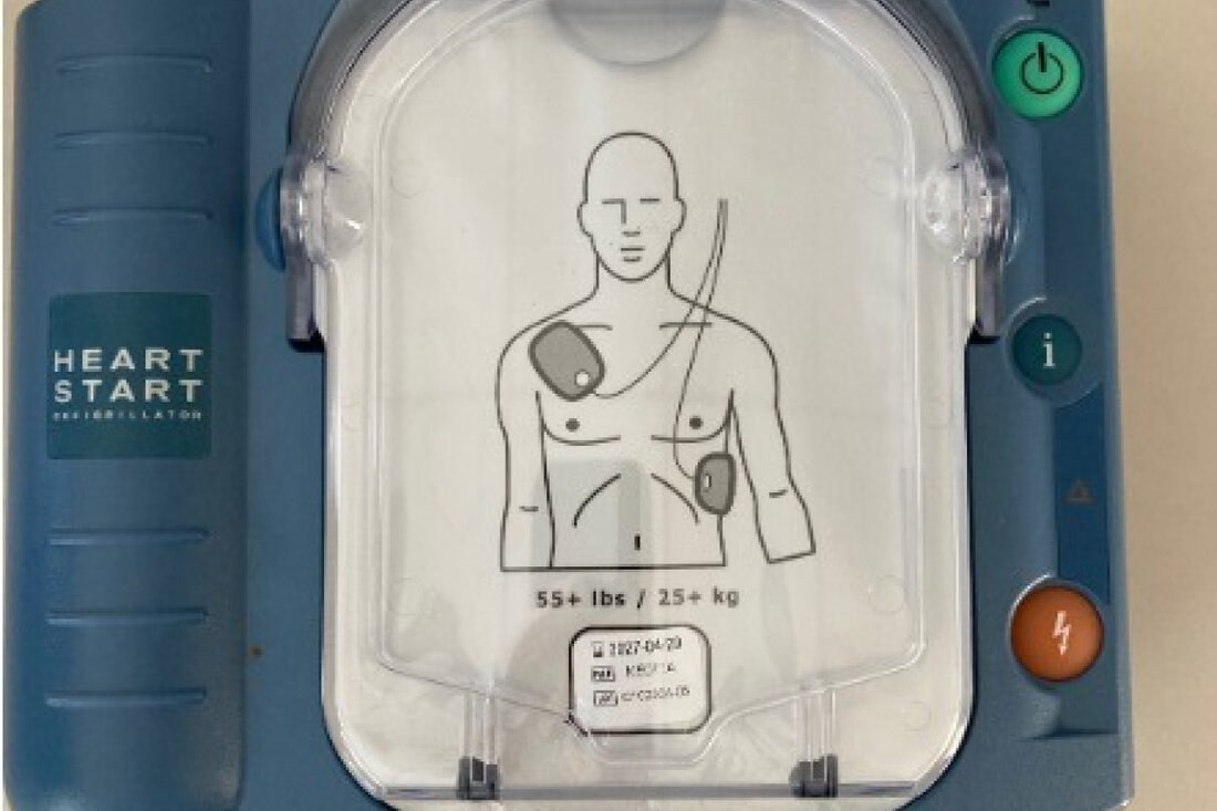 Die Polizei Bochum ermittelt zu einem gestohlenen Defibrillator, den ein 22-Jähriger in Grumme hatte. Hinweise erbeten.