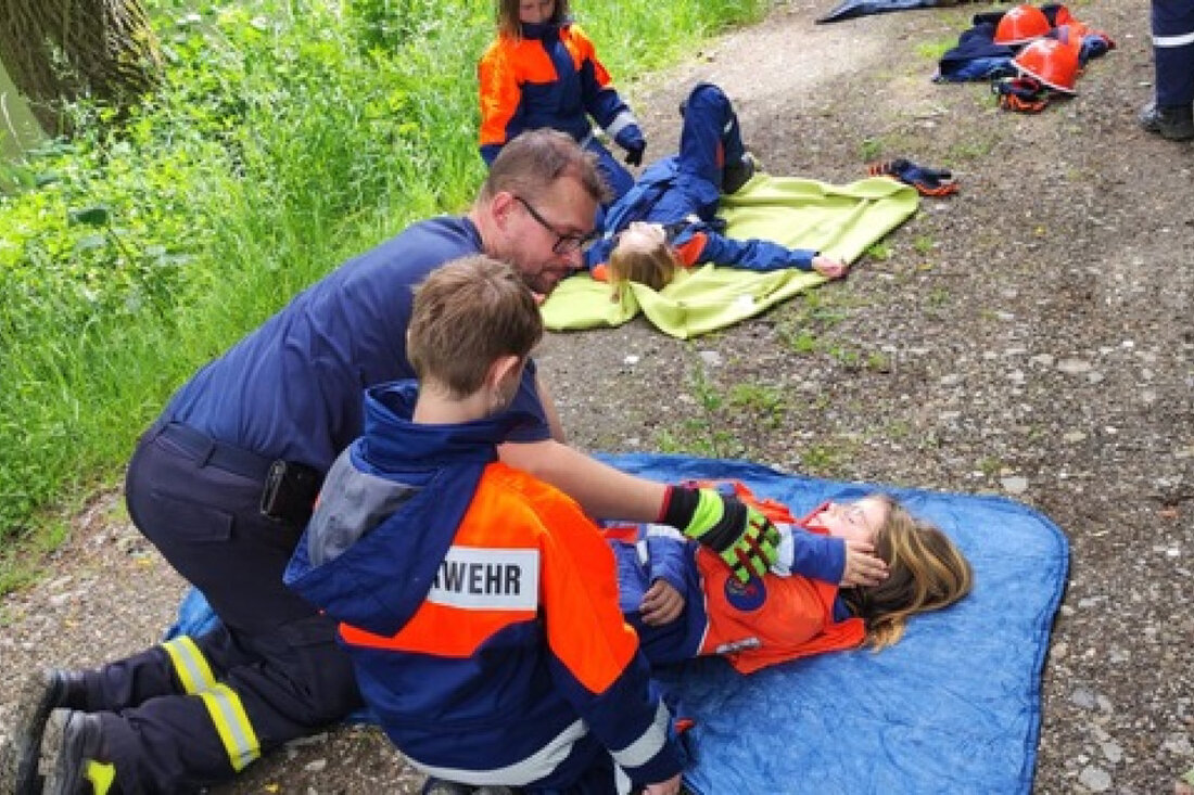Die Jugendfeuerwehren aus Arnsberg, Breitenbruch und Wennigloh trainieren realistische Einsatzszenarien und stärken Gemeinschaftsgefühl.