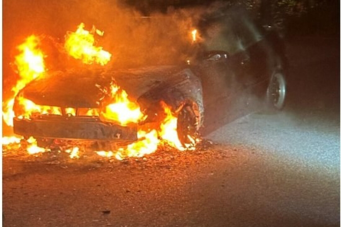 In Jever kam es in der Kiebitzstraße zu einem nächtlichen Fahrzeugbrand; die Ursache bleibt unklar. Feuerwehr und Polizei im Einsatz.