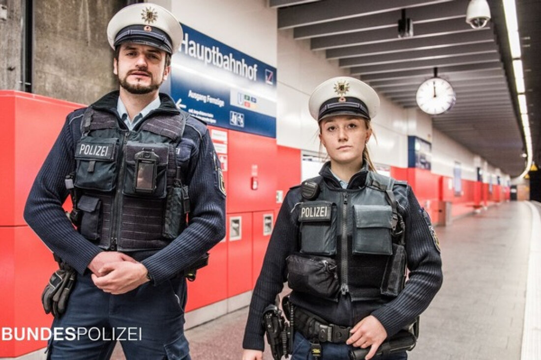 Im Münchner Hauptbahnhof kam es zu einem heftigen Streit zwischen drei Frauen, ausgelöst durch ein mutmaßliches Raubdelikt.