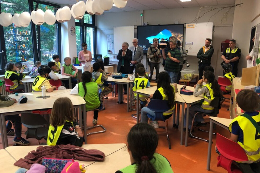 NRW-Innenminister Herbert Reul besuchte die Grundschule in Monheim, um über Verkehrssicherheit für Kinder zu informieren.