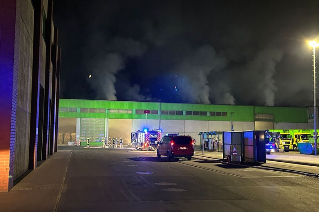 Feuerwehr Goch löschte nächtlichen Brand in Entsorgungsunternehmen. Ursache unklar, mehrstündiger Einsatz aufgrund starker Rauchentwicklung.