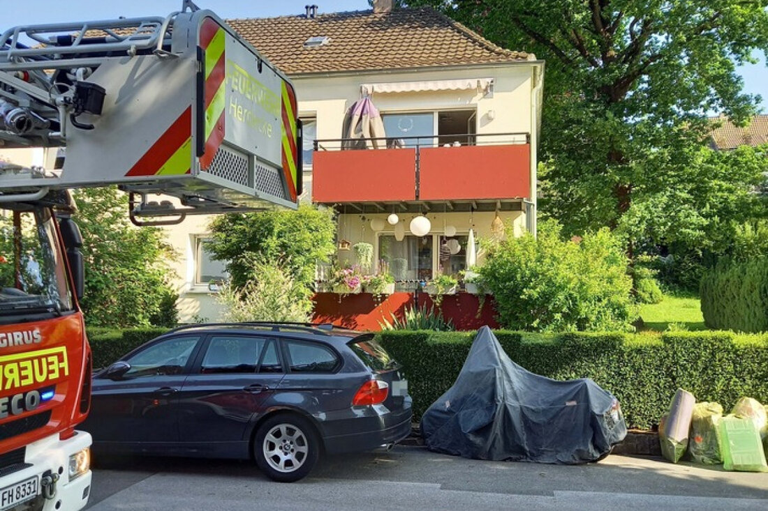In der Koenenstraße alarmierten Rauchmelder die Feuerwehr zu einem Fettbrand in einer Wohnung. Bewohnerin blieb unverletzt.