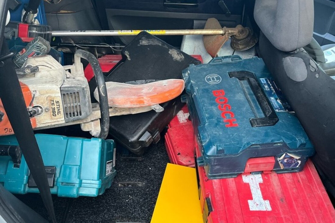 Nach Festnahmen sucht die Polizei Hagen die Besitzer von Baumaschinen und Kabeln, die als Diebesgut identifiziert wurden.