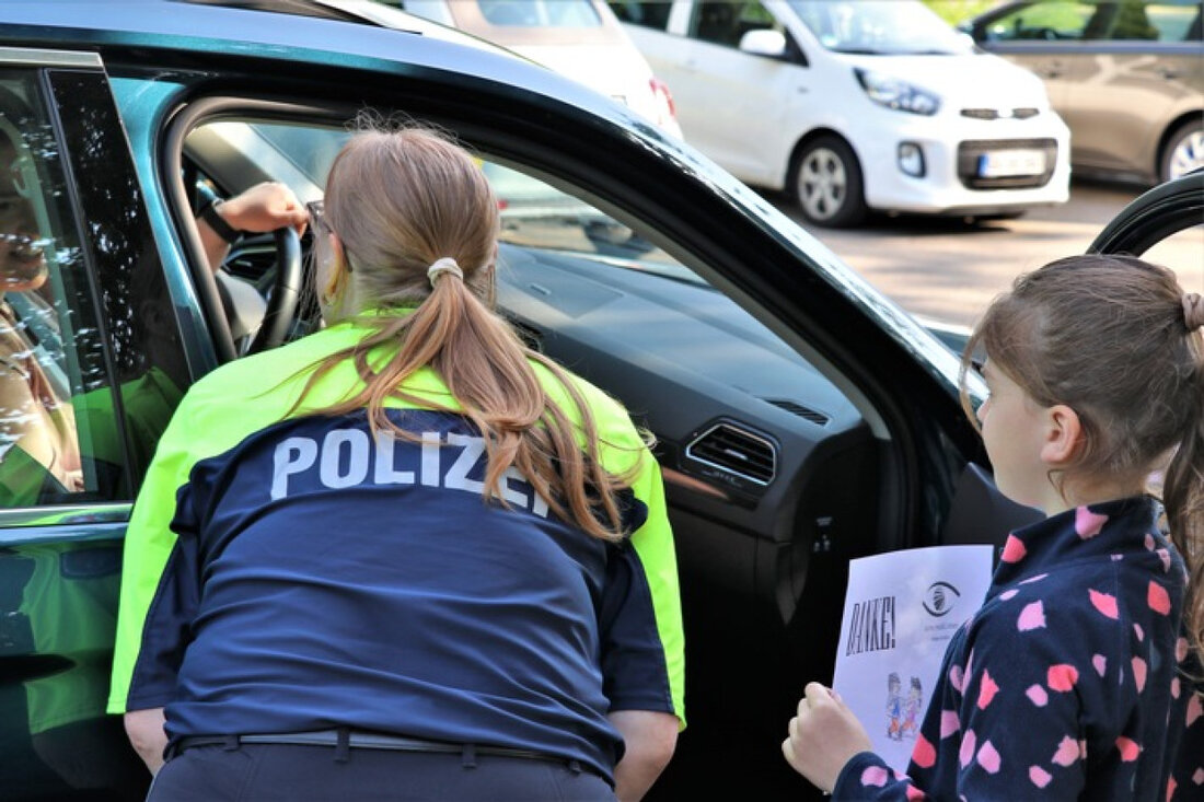 Die Kreispolizeibehörde Rhein-Kreis Neuss lobt rücksichtsvollen Verkehr während der Aktion „Sicher mobil leben“ vor Schulen.