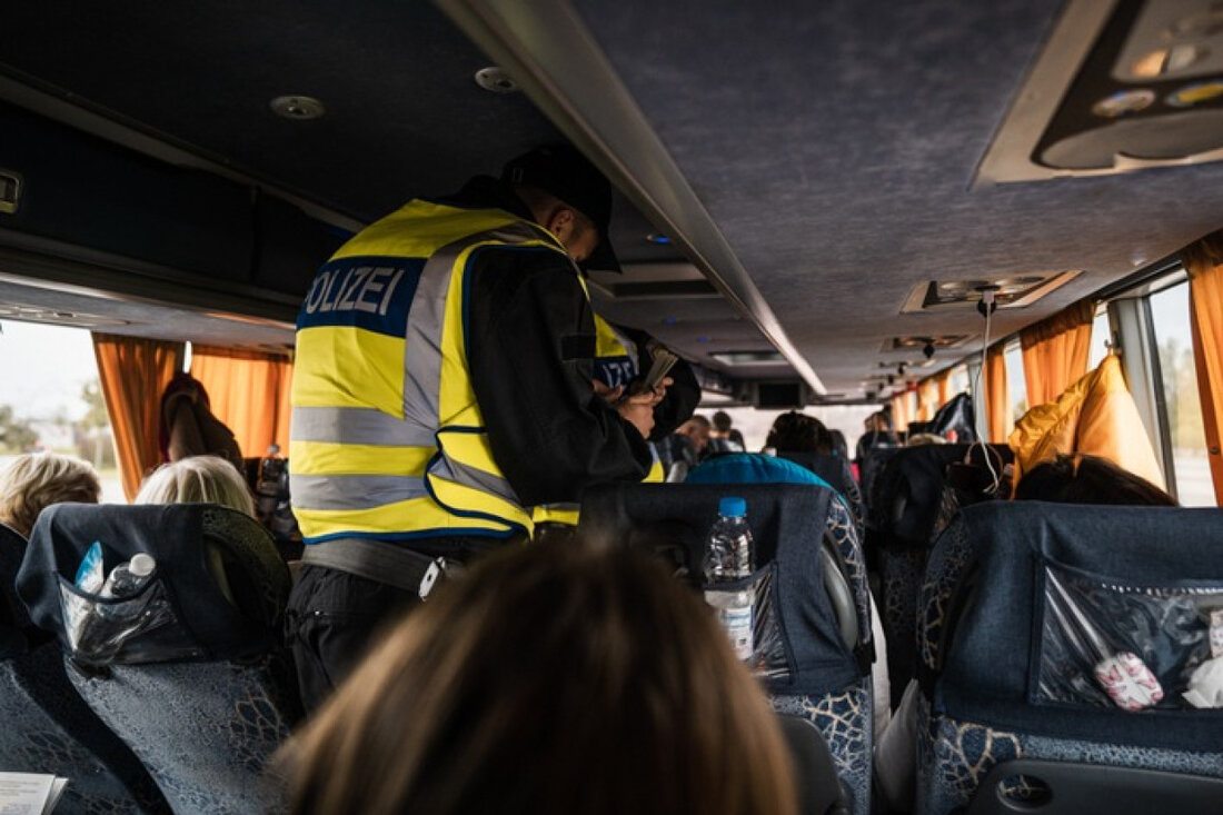 Bundespolizei München hat drei Syrer mit gefälschten Ausweisen im Fernbus festgenommen. Sie zahlten 12.500 Euro für die Schleusung.