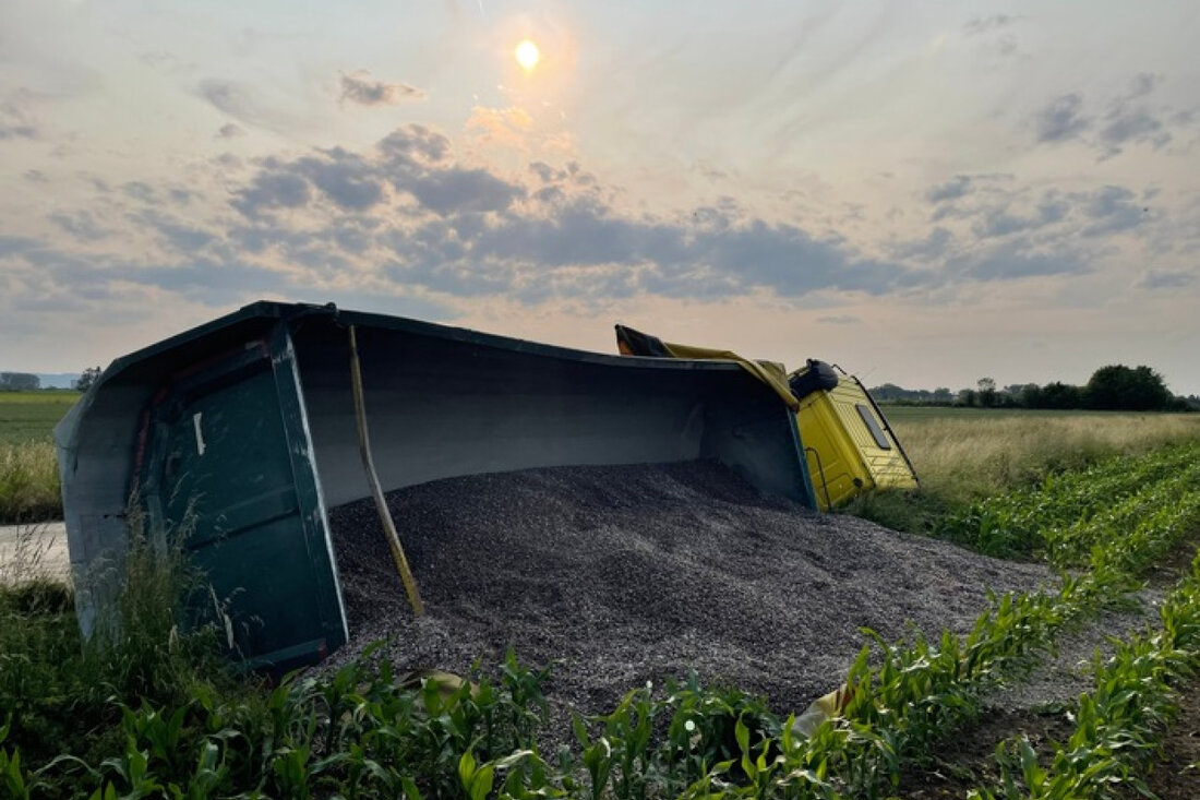 Lkw kippt am 03.06.2025 auf Feldweg zwischen Emmerke und Rössing um. 28 Tonnen Kies fallen aus; hoher Sachschaden.