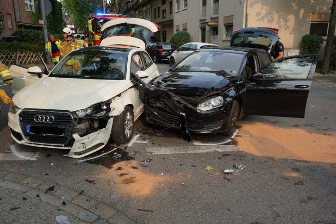 Am 03.06.2025 ereignete sich in Ratingen ein Verkehrsunfall mit zwei verletzten Fahrerinnen. Feuerwehr und Rettungsdienst waren schnell vor Ort.