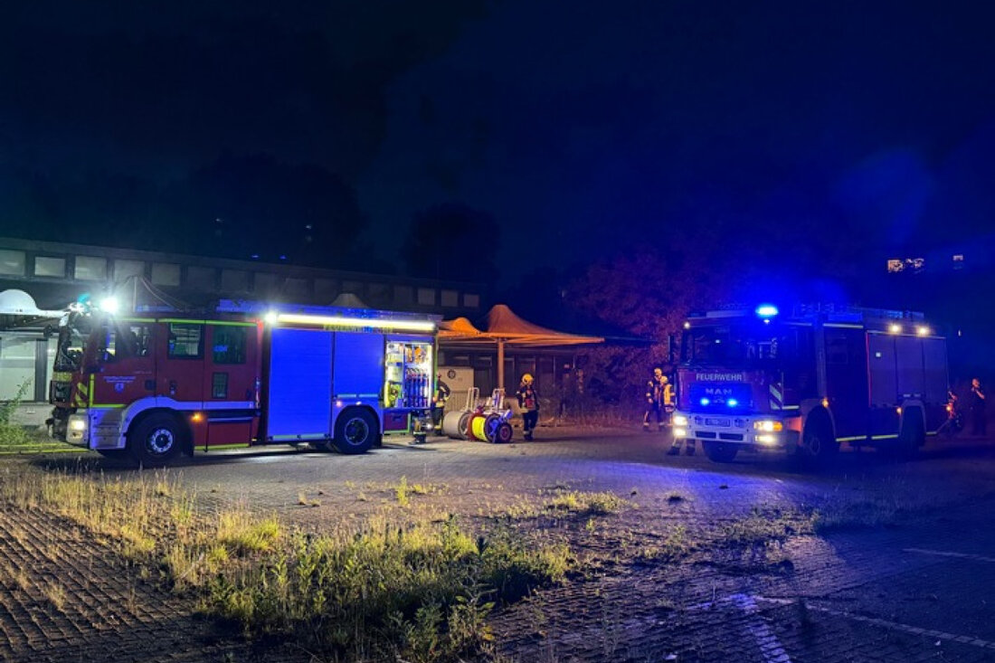 Feuerwehr Leichlingen rückte zur ehemaligen Förderschule aus, nachdem Passanten einen Brand entdeckten. Ermittlung zur Brandursache läuft.