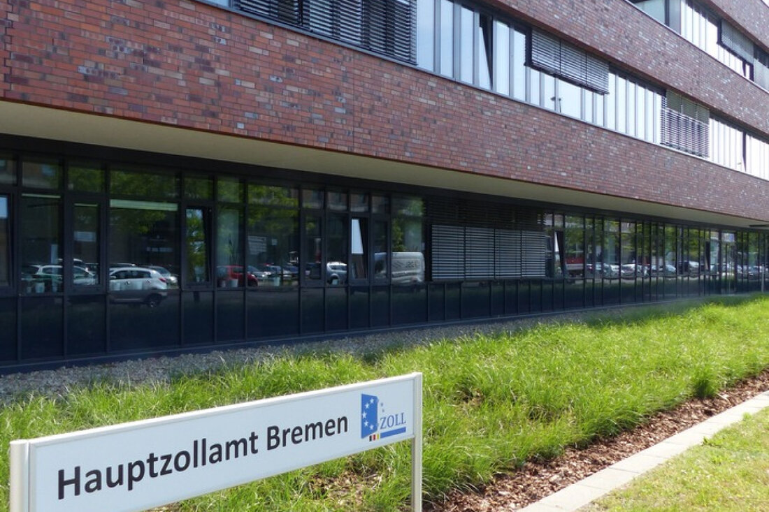 Hauptzollamt Bremen präsentiert erfolgreiche Bilanz 2024: 400 kg Kokain, 150.000 gefälschte Produkte, 3,8 Mrd. Euro Einnahmen.