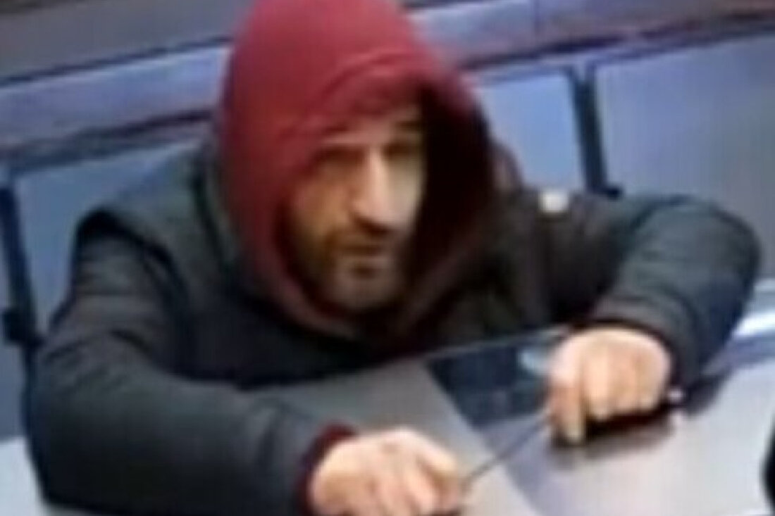 Die Polizei sucht mit einem Überwachungsbild nach einem mutmaßlichen Räuber, der am 28. Oktober in Berlin zuschlug. Hinweise erbeten.