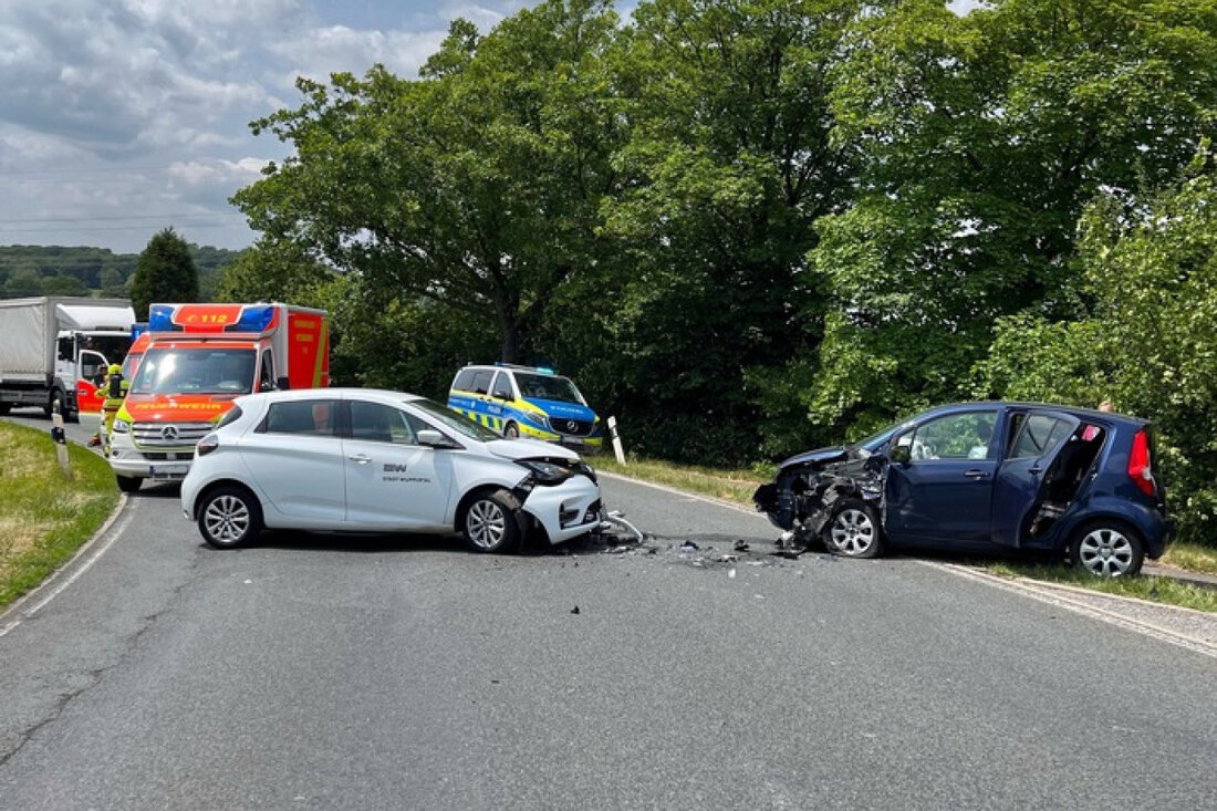 In Velbert kam es am 3. Juni 2025 zu einem Unfall mit vier Leichtverletzten. Die Polizei ermittelt zum Schadensverursacher.