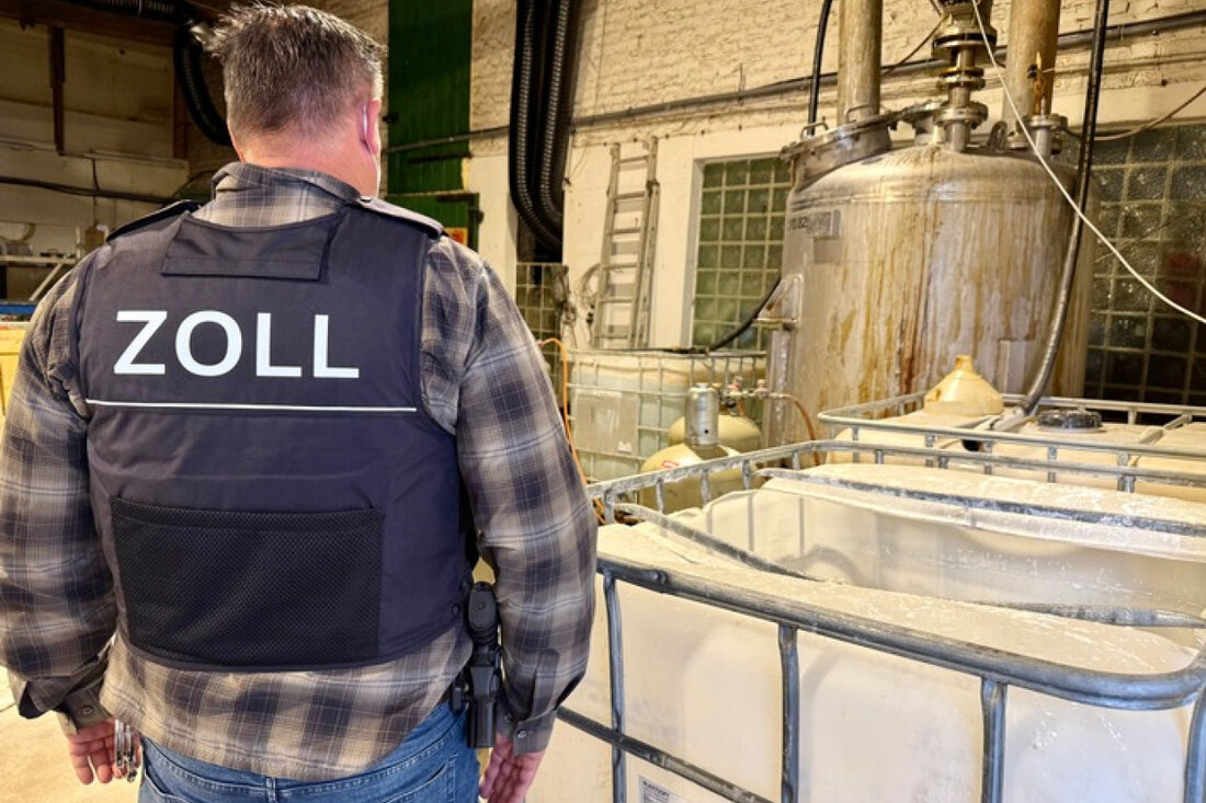 In Kerpen deckten Zollfahndung Essen und Staatsanwaltschaft Köln ein illegales Großlabor für synthetische Drogen auf, 24 Festnahmen.