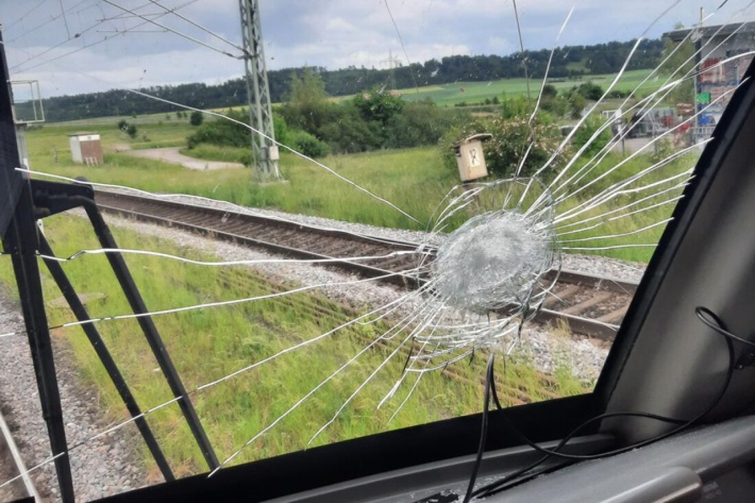 Unbekannter wirft Stein auf Güterzug bei Oberdachstetten. Lokführer verletzt. Kripo Ansbach sucht Zeugen für Tötungsdelikt.